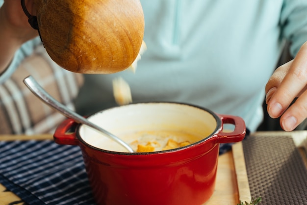 Bliska zupa w garnku